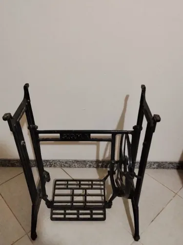 Vendo pé de uma máquina antigo mais muito conservado pra fazer uma mesa * VV.