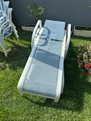 Espreguiçadeira de piscina com avaria no forro