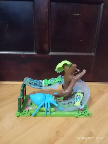 Vendo Pista ataque da aranha + 3 carrinhos hot wheels 
