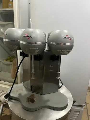 MÁQUINA DE MILK SHAKE COM TRÊS COMPARTIMENTOS 