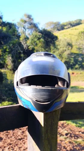 Capacete semi novo