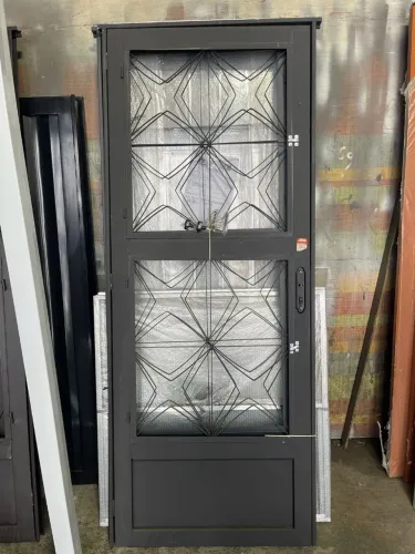 Porta de aço estrela no zarcão cinza 