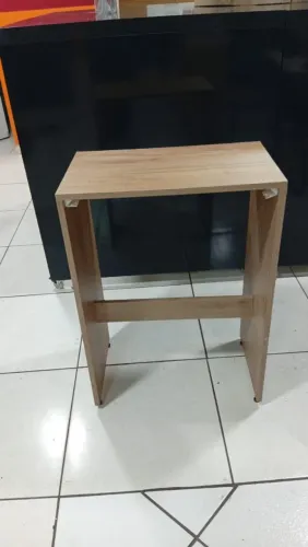Mesa de apoio / escrivaninha em MDF