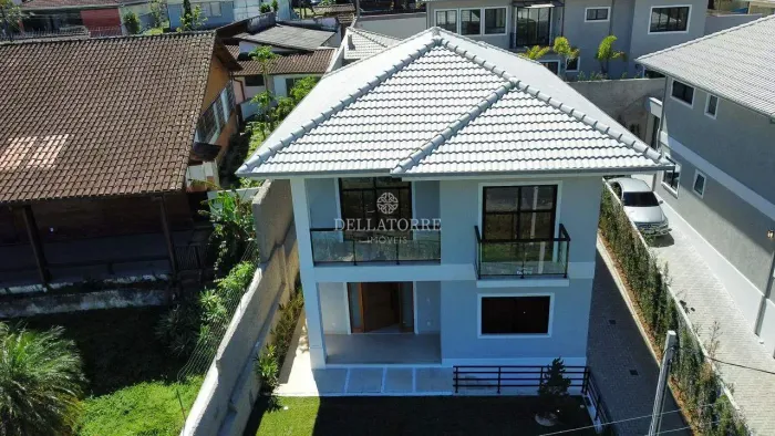 Casa recém construida, primeira locação, á venda no Comary- Teresópolis