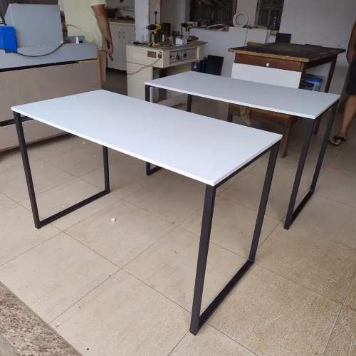 Mesa Escrivaninha em MDF e pés em Metalon 