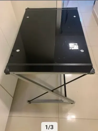 Mesa de Escritório Moderna em Vidro Preto + Estrutura Metálica