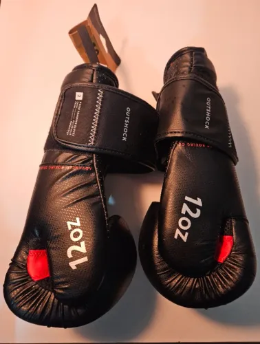 Luva de boxe nova com etiqueta