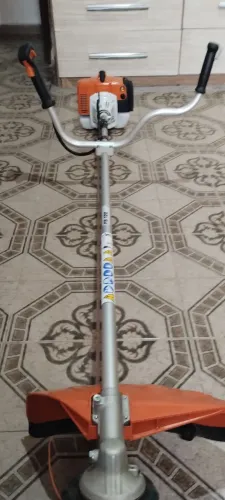 Vendo uma roçadeira Stihl original modelo 120 com nota fiscal valor r$ 1800 não acerto