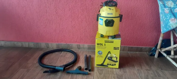 Vende - se aspirador de pó e água semi novo 