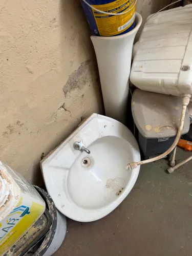 Vendo pias de banheiro e tens de casa barato