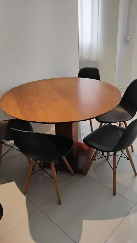 Mesa Redonda de Madeira com Cadeiras