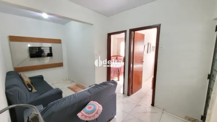Casa com 2 quartos disponível para venda no bairro Martins em Uberlândia-MG