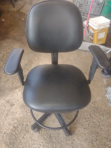 cadeira giratória com regulagem e suporte para os pés 
