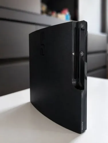 Vendo PlayStation 3 Slim modelo CECH-2501A, com HD de 160GB.