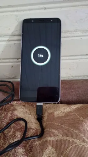 Celular j8
