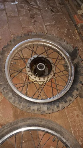 Vendo par de roda da pop 110 ano 2019 aro completo penel meia vida cubos completo