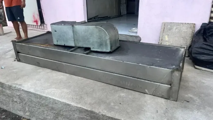 Coifa toda no aço inox 304, sem filtro, possui uma curva e um motor de baixa potencia