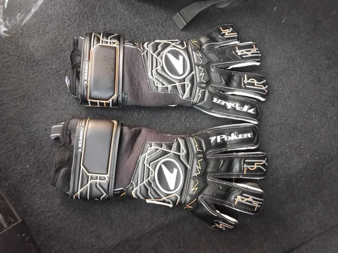 Luva de goleiro Poker