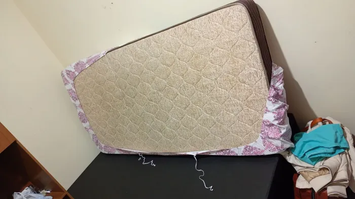 Vendo uma cama Box com colchão