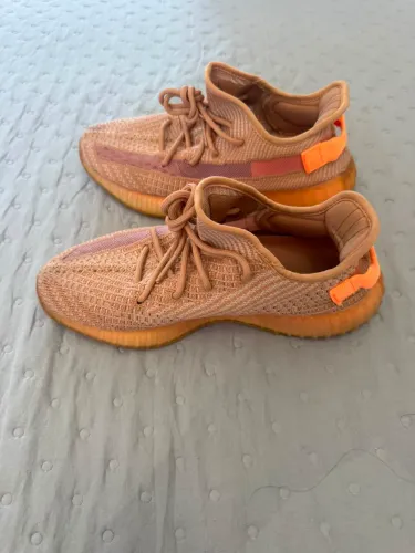 Vendo Adidas Yeezy Boost 350 V2 Clay original, em excelente estado de conservação