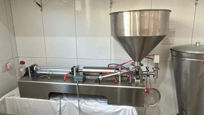 Máquina envasadora e compressor de ar.