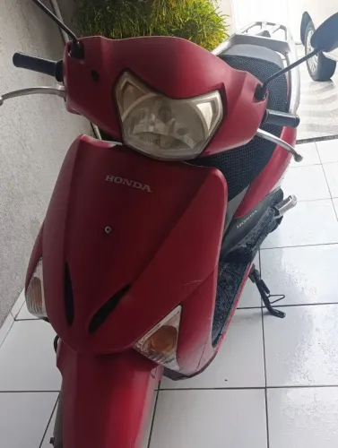 Vendo Leed bem conservada e econômica