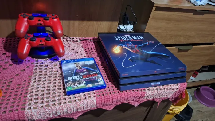 vendo ps4 pro com dois controles novos base para carregar os controles e um jogo