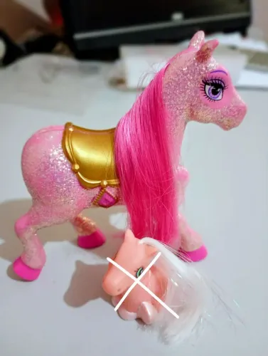 Cavalinho Rosa com Glitter da Barbie e as Três Mosqueteiras (lançado pela Mattel 2009)