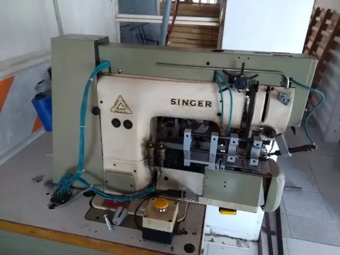 Máquina de costura industrial automática de passantes - Singer 1650 ev3