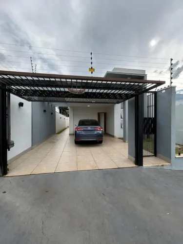 Casa à Venda com 3 quartos, 1 suíte, 2 vagas e 200m² por R$670.000 PQ Grevíleas