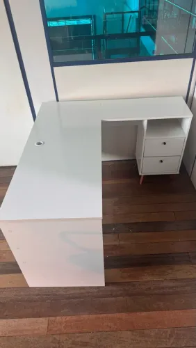 Mesa de Escritório em L / Escrivaninha Branca com Gaveteiro