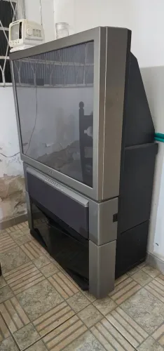 TV de Projeção Sony Retrô Com Rack Integrado
