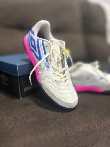 Chuteira society umbro pro 5
