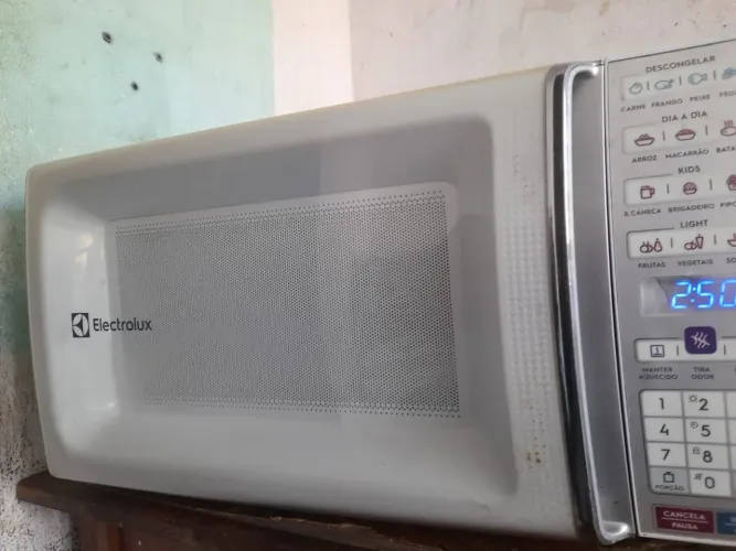 Micro-ondas Electrolux de 34 litros funcionando