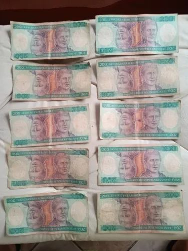 10 notas de 200 cruzeiros