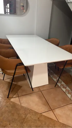 Mesa com quatro cadeiras