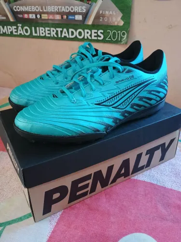 Chuteira Penalty Bravo Original Society tamanho 43