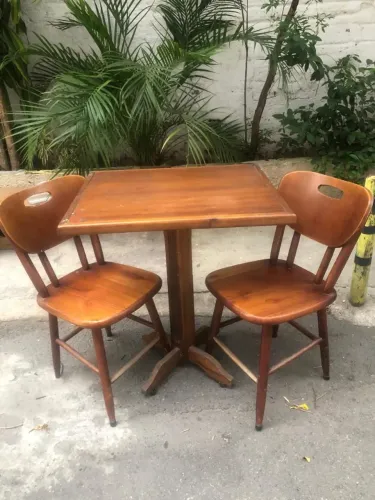 Vendo mesa com 2 cadeiras