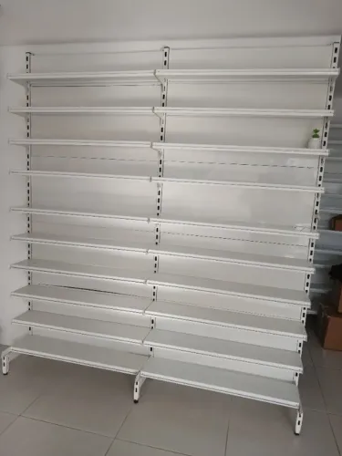 Prateleiras de ferro, umas 13. 150 reais cada uma . * falar com Mari