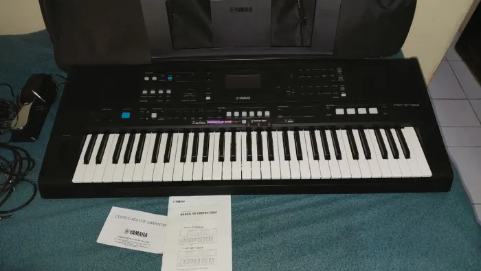 Vende-se Teclado YAMAHA PSR-E483 + suporte pedestal + capa + pedal sustein + cabo P10