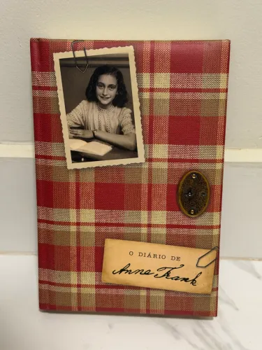 livro - o diário de anne frank (edição oficial) capa dura acolchoada