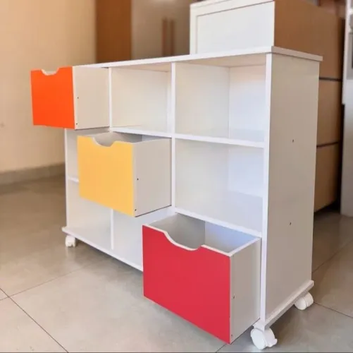 Nicho branco com gavetas coloridas