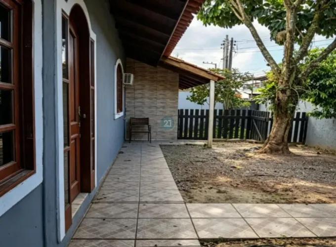 Alugo casa semimobliada 01 quarto, 01 garagem, com quintal, próximo a praia do Campeche e