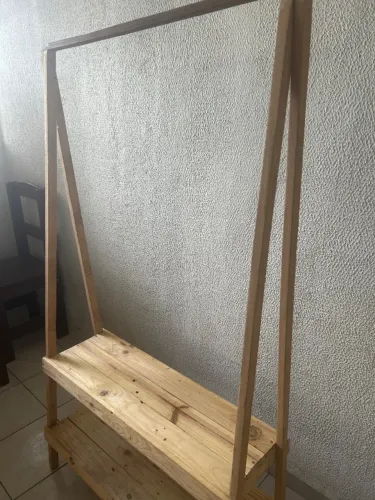 Arara de roupas de madeira