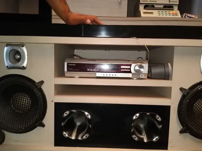 Rack com home Panasonic 5.1 com 02 altofalantes 12 " e 02 conetas e 02 super tuiter todos