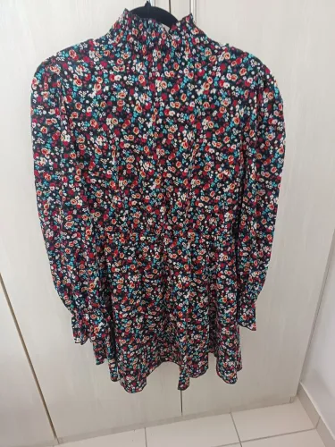 Vestido floral gola alta