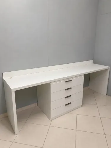 Mesa de Escritório Branca com Gaveteiro 4 Gavetas