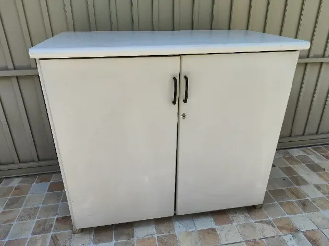 Armário Baixo Multiuso de Escritório / Balcão Branco com 2 Prateleiras