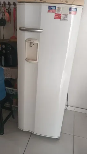 Geladeira Consul funcionando perfeitamente, água na porta com um precinho pequeno.