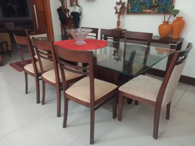 Vendo Mesa de Jantar, 08 Cadeiras e Aparador